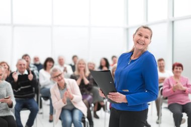 İş kadını ofis toplantısında meslektaşlarına sesleniyor