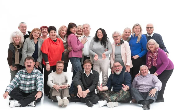 Gruppe glücklicher älterer Menschen, die isoliert vor weißem Hintergrund stehen und sitzen — Stockfoto
