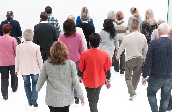 Groep van mensen loopt terug achteraanzicht — Stockfoto