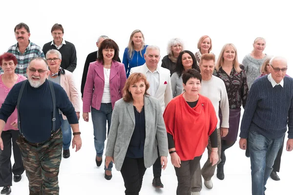 Випадкова група людей, що йдуть ізольовано на білому тлі — стокове фото