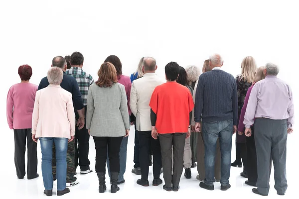 Bakifrån av en tillfällig grupp av äldre människor isolerade över en vit bakgrund — Stockfoto