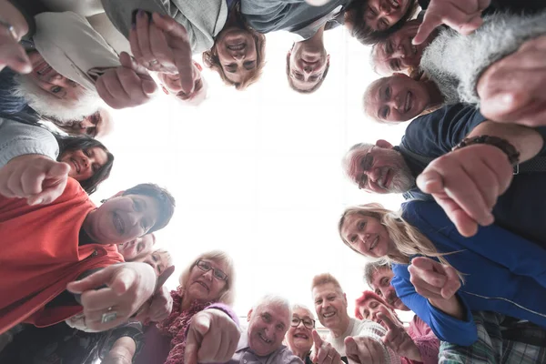 Grupp av leende människor som pekar på kameran — Stockfoto