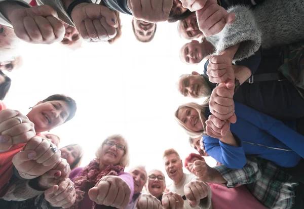 Persone pugno insieme cerchio concetto di lavoro di squadra — Foto Stock