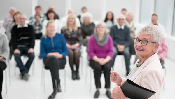 Zakenvrouw spreekt collega 's toe op kantoor vergadering — Stockfoto