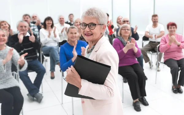 Zakenvrouw spreekt collega 's toe op kantoor vergadering — Stockfoto