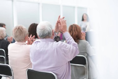 Ders dinleyen son sınıf öğrencilerinin arka görüşü