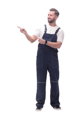 Tulumlu gülümseyen adam mekanın bir kopyasını işaret ediyor.
