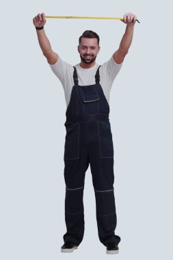 Tam gelişim. gülümseyen adam inşaatı gösteriyor - rulet