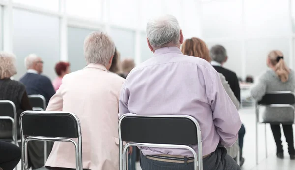 Achteraanzicht van een senior die een lezing luistert — Stockfoto