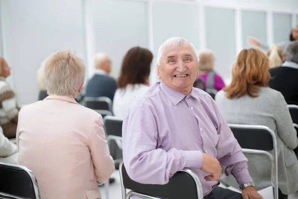 Uomo maturo seduto in classe di educazione degli adulti — Foto Stock