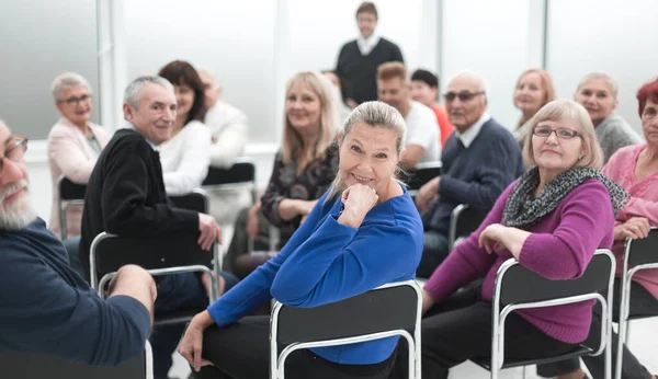 Volwassen mensen luisteren naar de motiverende toespraak van de docent — Stockfoto