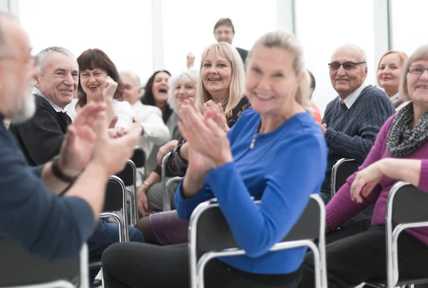 Adult people listen to the motivational speech of the lecturer — Stock Photo, Image
