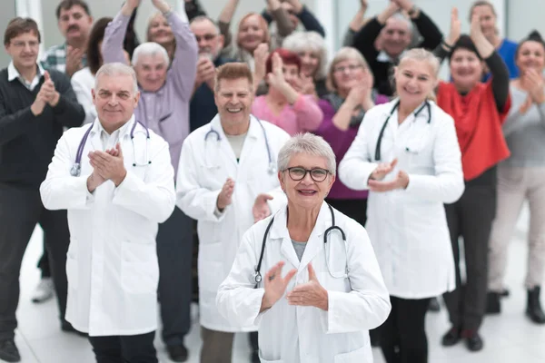 团体医生和病人拍手庆祝康复 — 图库照片