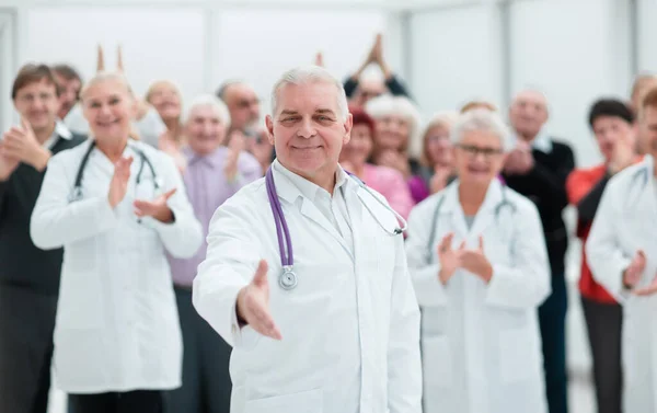 Dokter geeft hand in helder modern ziekenhuis — Stockfoto