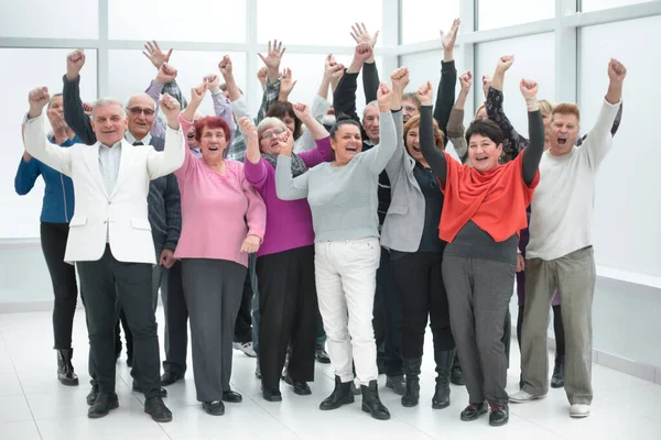 勝利を喜ぶために手を挙げる人々の幸せなグループ — ストック写真