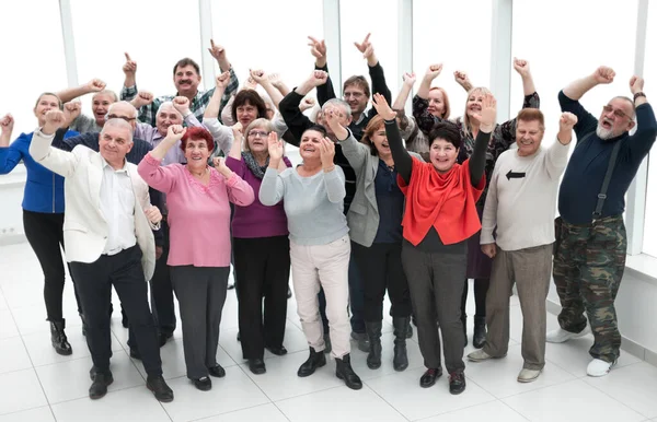 Велика група щасливих людей аплодує перемозі команди тієра — стокове фото