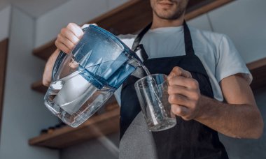 Meslektaşlar ofiste duran görevleri tartışıyor