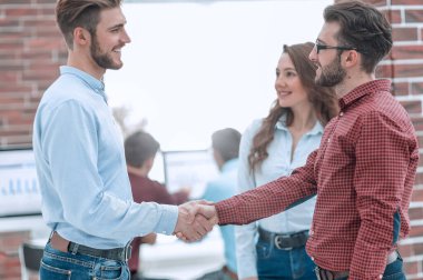 İş ortaklarının ofiste tokalaştığı yakın plan.