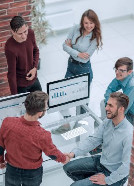 İş ortakları toplantıda belge ve fikirleri tartışıyor.