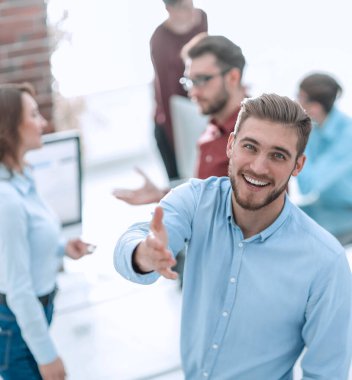 Parlak modern ofis içinde mutlu genç iş adamı portresi