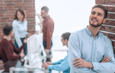 Ofiste arka planda meslektaşları olan bir iş adamı