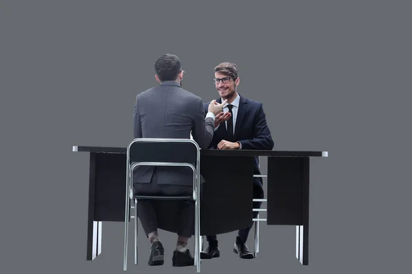 Twee zakenmannen praten, zitten aan zijn bureau — Stockfoto