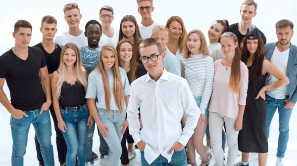 Впевнений хлопець стоїть перед групою молодих людей — стокове фото