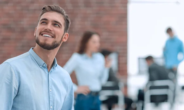 Retrato de un joven empresario en el cargo. —  Fotos de Stock