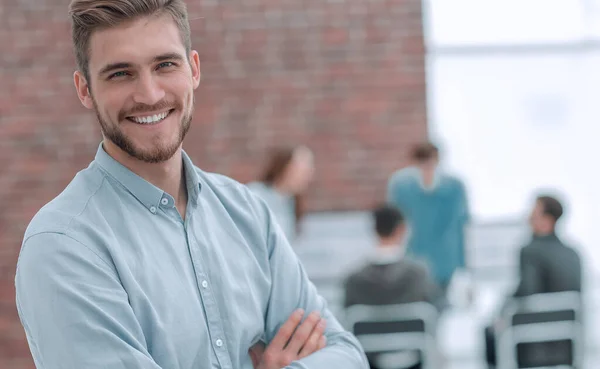 Proceso de coworking, equipo de diseñadores trabajando oficina moderna . — Foto de Stock