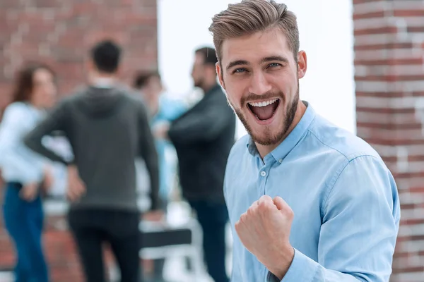 Hombre de negocios guapo celebrando la victoria gritando felizmente en th —  Fotos de Stock