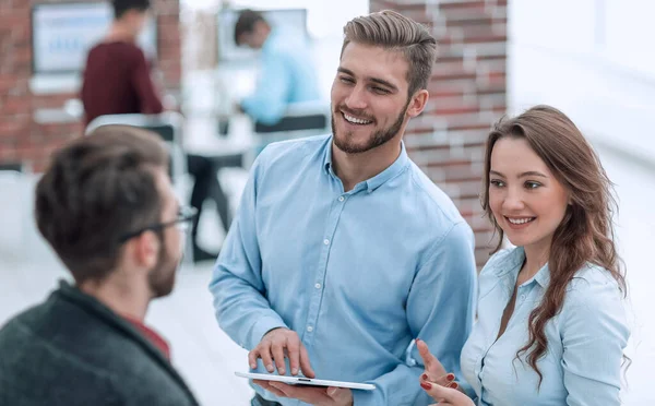 Equipo de negocios con tablet en oficina . — Foto de Stock