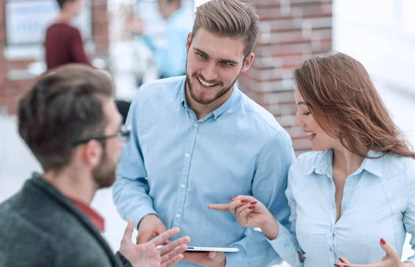 Equipo de negocios con tablet en oficina . — Foto de Stock