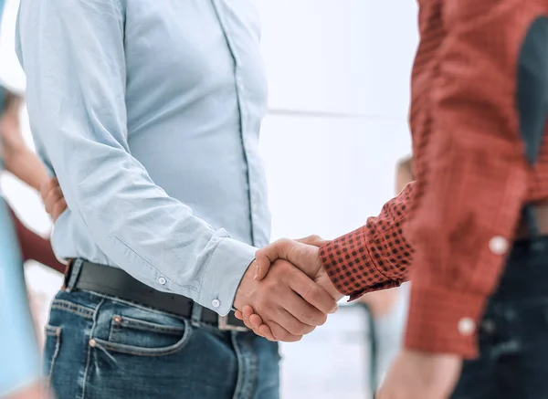 Due uomini che stringono la mano in ufficio . — Foto Stock