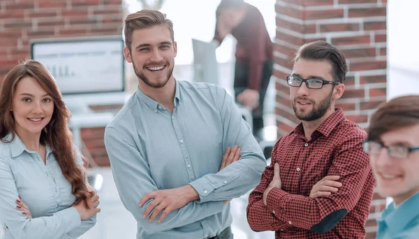 Los empresarios están discutiendo en la oficina . — Foto de Stock