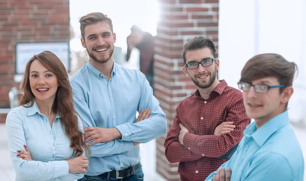 Feliz equipo de negocios sonriente en la oficina . — Foto de Stock