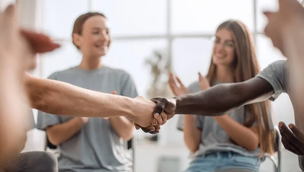 De cerca. sonriente chico dando la mano con su amigo —  Fotos de Stock