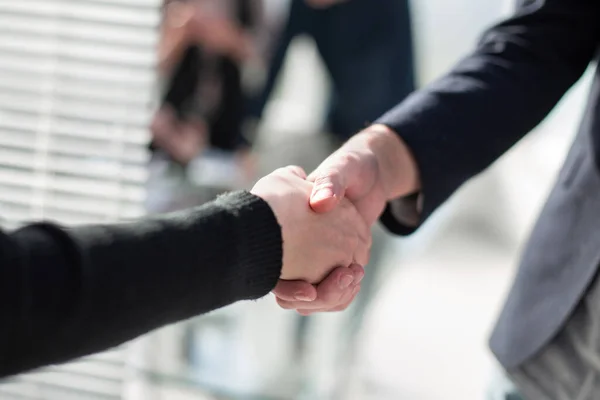 Affärsmän gör handslag i staden - affärsetikett, grattis, fusion och förvärv koncept, panorama banner — Stockfoto