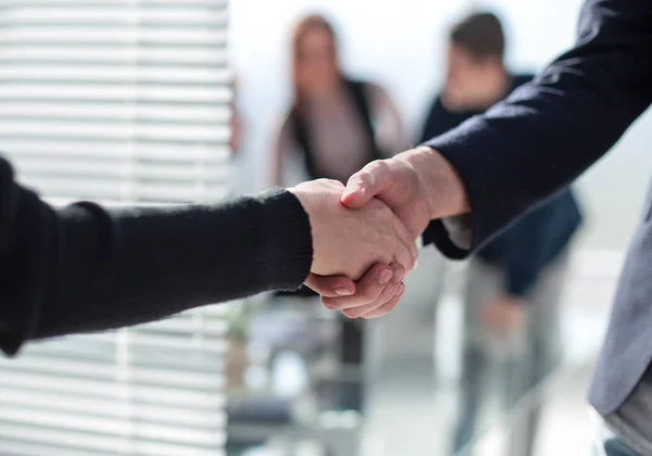 Zakenmensen maken handdruk in de stad - zakelijke etiquette, c — Stockfoto