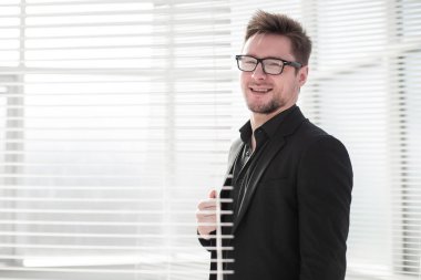 Sünnetli yakışıklı bir emlakçının yan profil fotoğrafı.