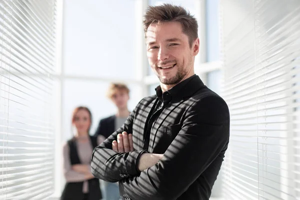 Feliz hombre de negocios sonriente con traje negro — Foto de Stock