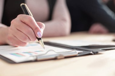 Not defterine kalem yazan kadın eller