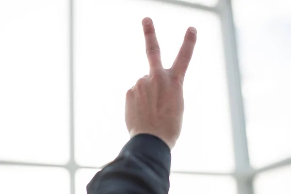 Nahaufnahme der Hand der Menschen, die Daumen hoch zeigt Zeichen gegen — Stockfoto