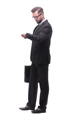 Tam boy. Yönetici işadamı kol saatine bakıyor.