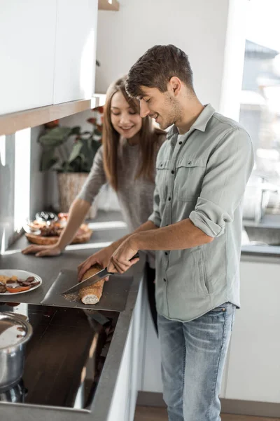 Jovem casal está preparando café da manhã em sua cozinha . — Fotografia de Stock