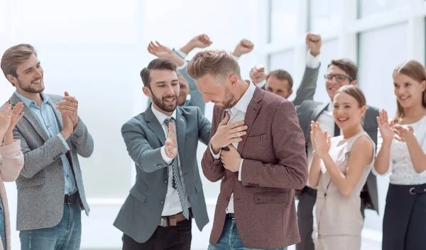 Happy project Manager accepteert felicitaties van zijn collega 's — Stockfoto