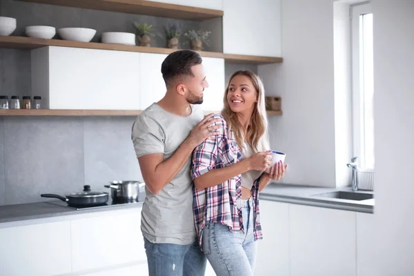 Joven pareja en la cocina en buenos días — Foto de Stock