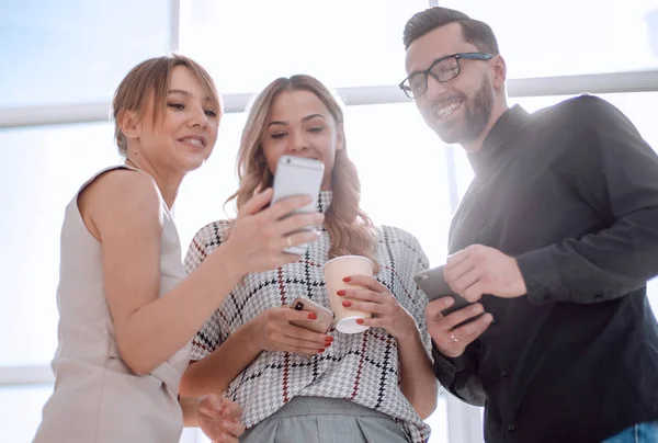 Joven mujer de negocios de pie entre sus colegas — Foto de Stock