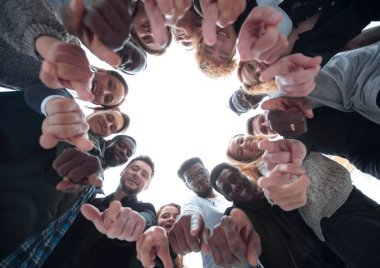 Bir grup gülümseyen genç seni işaret ediyor.
