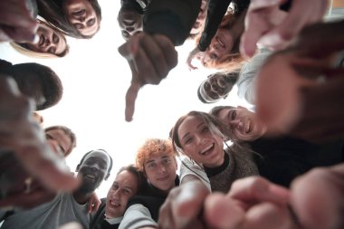 Kapat. Bir çok farklı genç insan seni işaret ediyor.