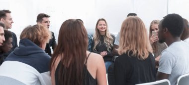 Kapat. Çemberin içinde bir grup farklı genç insan oturuyor.